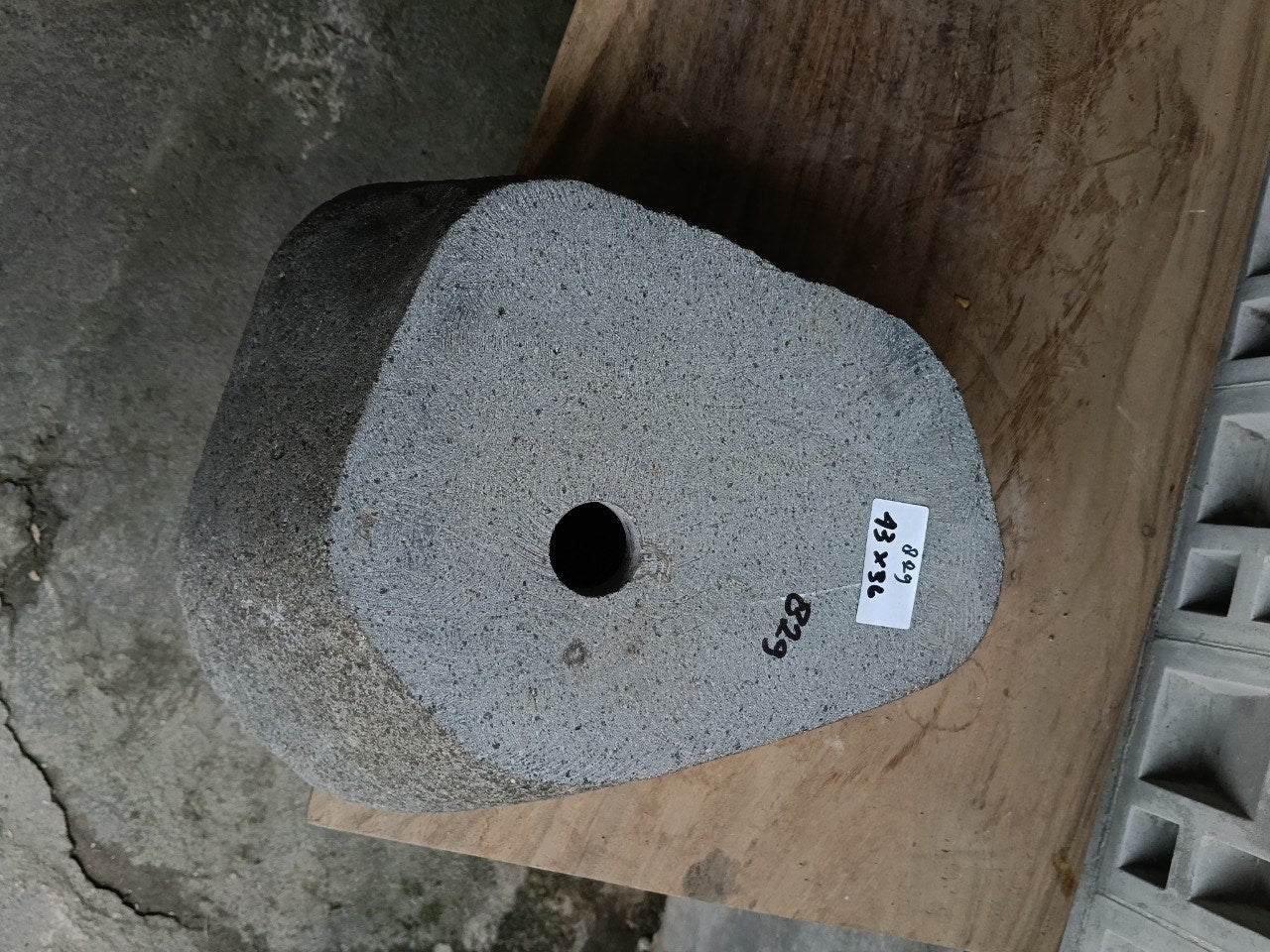 Bottom view of 6829-4336 solid one-piece river rock sink