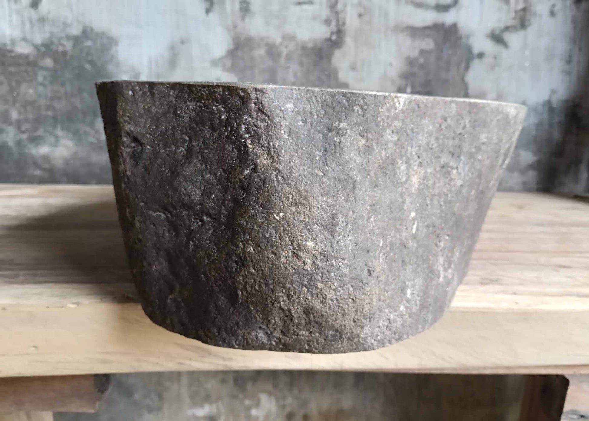 Back view of river rock sink 6096-4732 with raw outer stone surface
