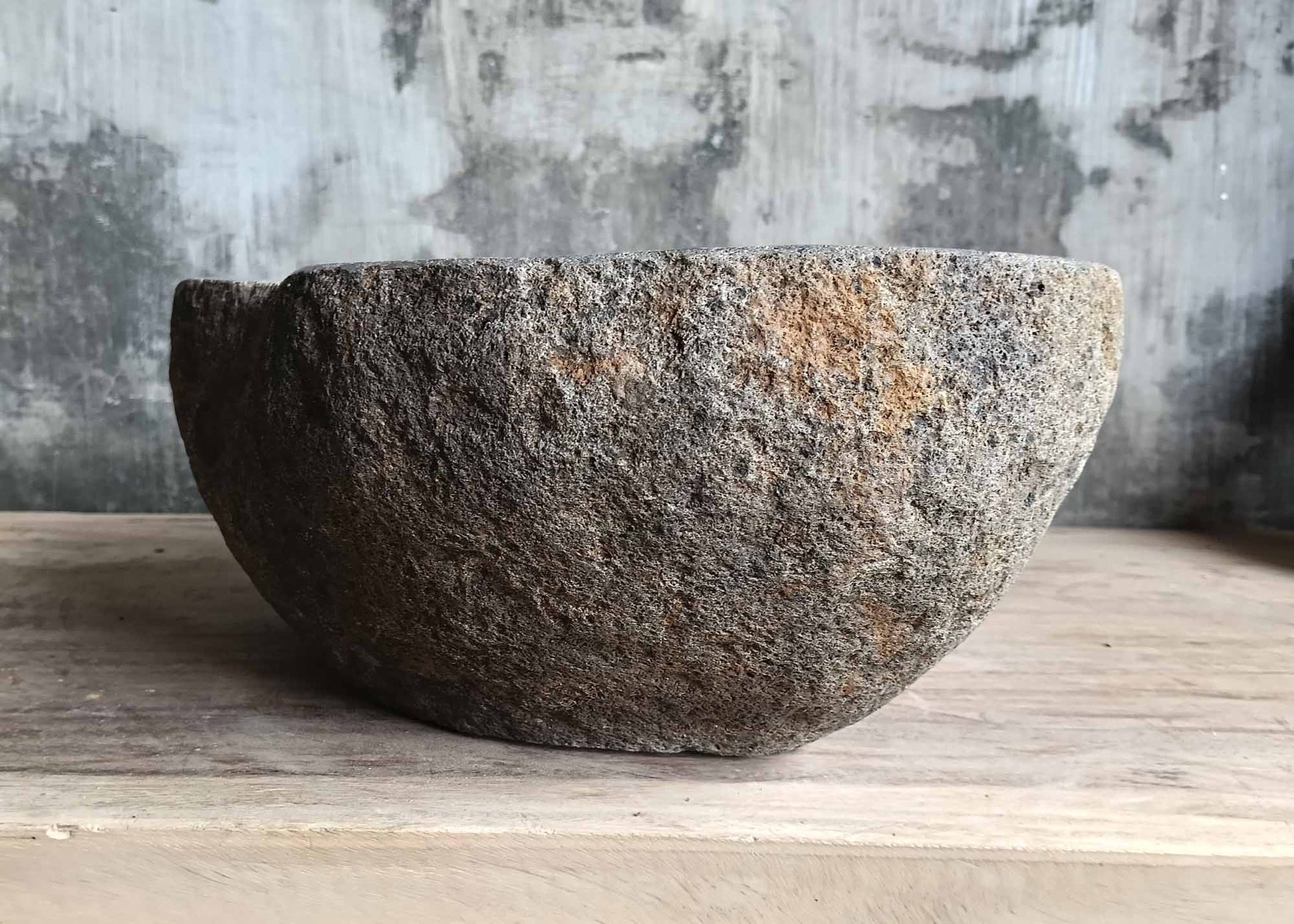 Right profile of sink 6118-4533 highlighting curved triangular form
