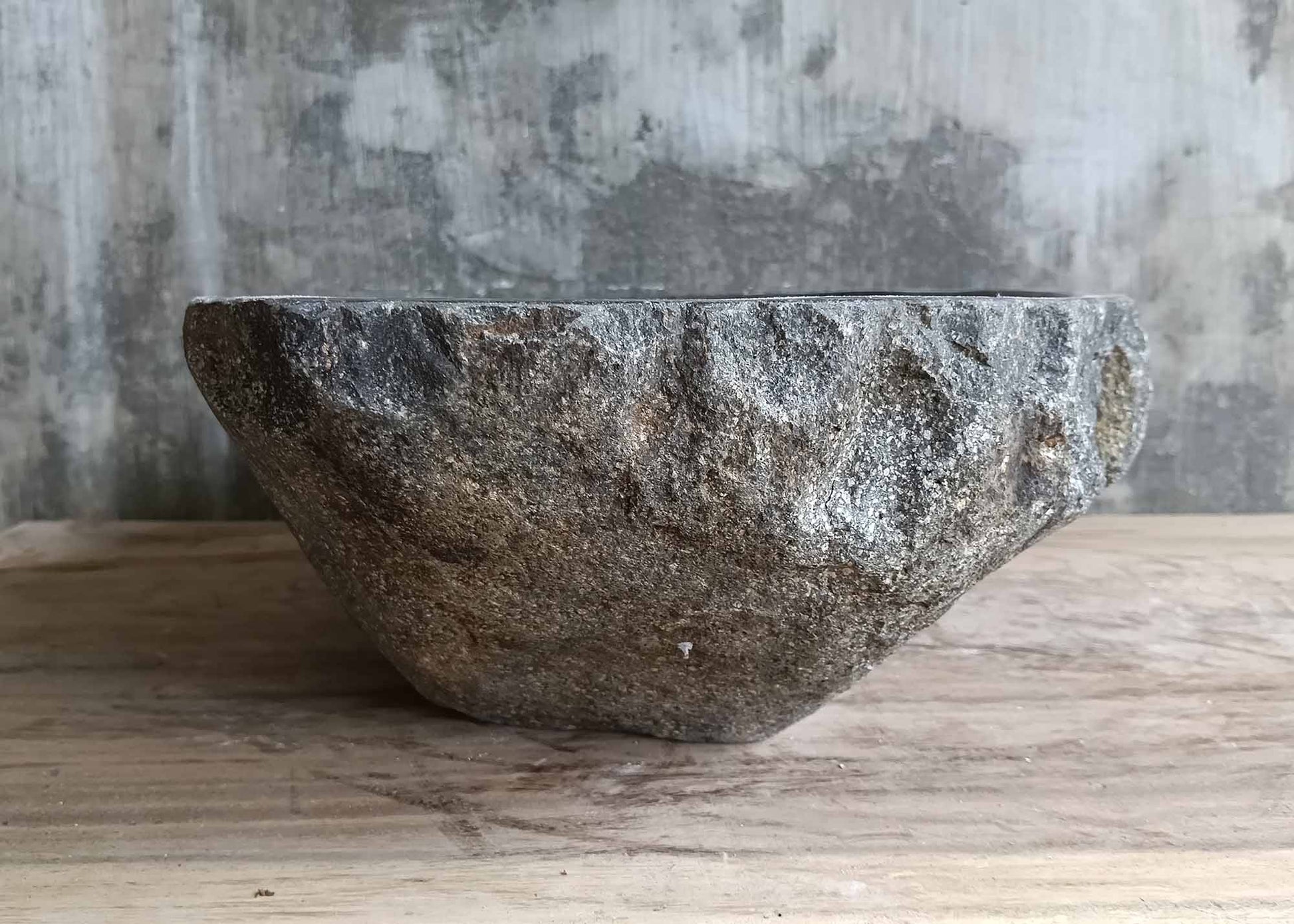 Right profile of triangular stone sink with boat-like curvature
