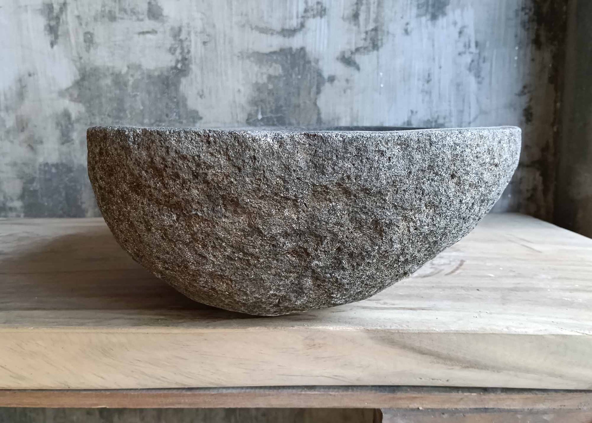 Left side of river stone sink 6269-5337 with curved natural form and thick walls
Left side of river stone sink 6269-5337 with curved natural form and thick walls
