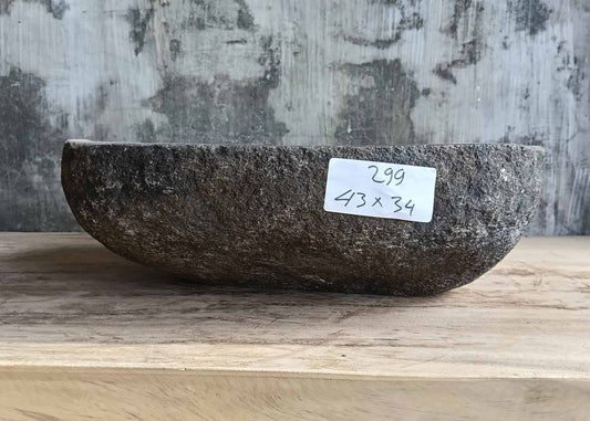 Front profile of dark quadrilateral stone sink
