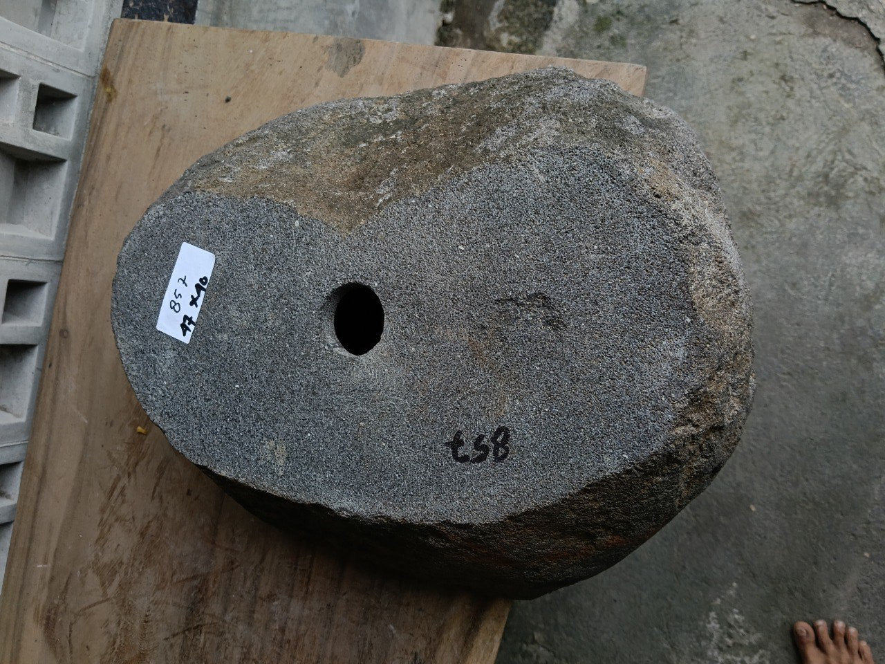 Bottom view of 6857-4736 solid one-piece river rock sink
