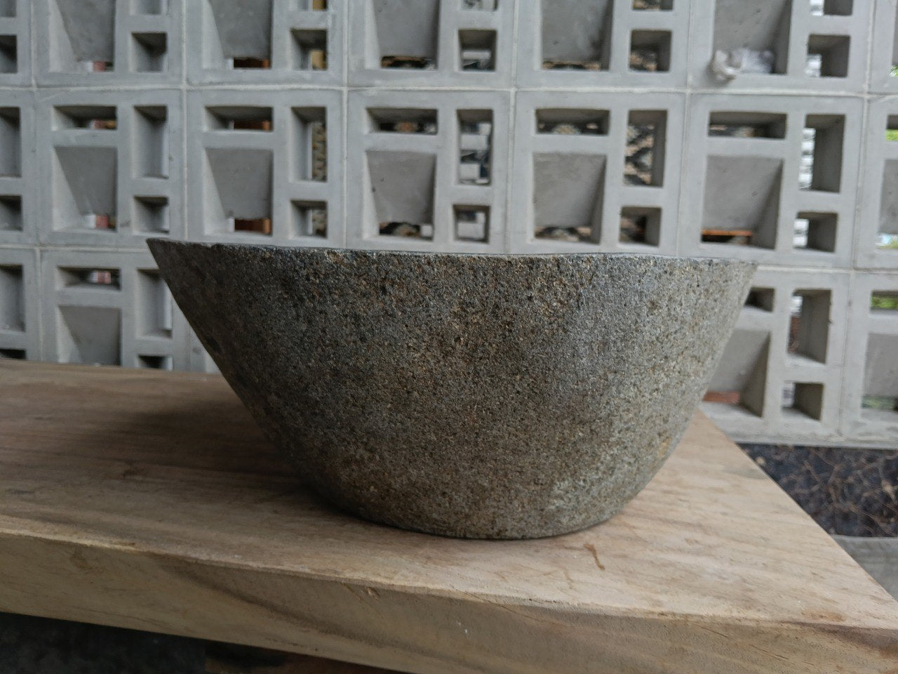 Left side of 6685-4939 oval gray-white river stone sink
