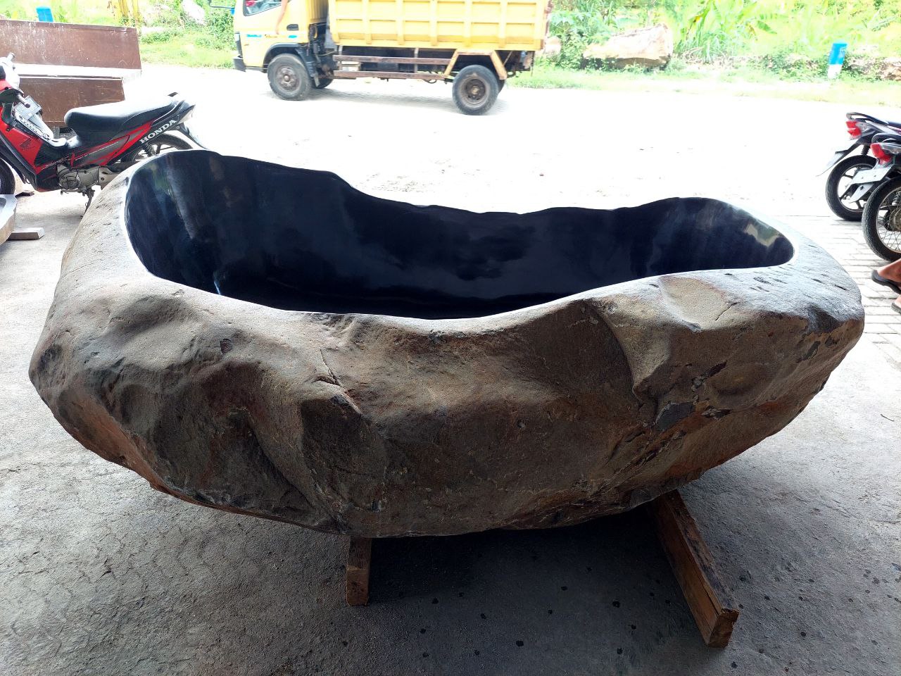 River Stone Bathtub | 281×190×80 cm | Handcrafted Natural Stone Tub